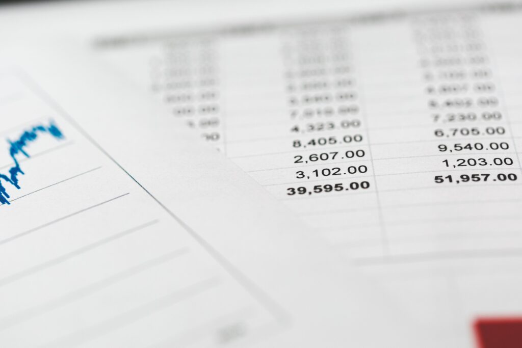 Unterlagen mit Statistiken und Diagrammen, symbolisiert Online. und Planung im Dienstleistungssektor.