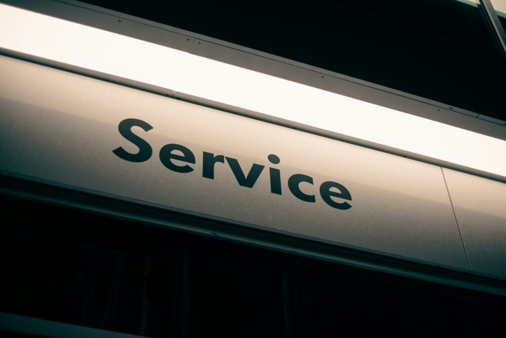Serviceschild, symbolisiert die Suche nach dem richtigen Dienstleister für individuelle Bedürfnisse.
