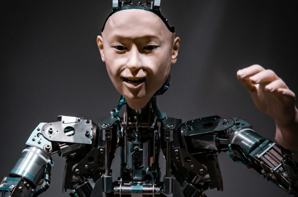Roboter, symbolisiert die zunehmende Integration von KI in die Dienstleistungsbranche.