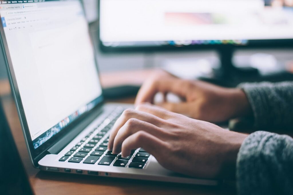 Laptop im Internet, symbolisiert die Vorteile lokaler Dienstleister für persönliche und lokale Unterstützung.