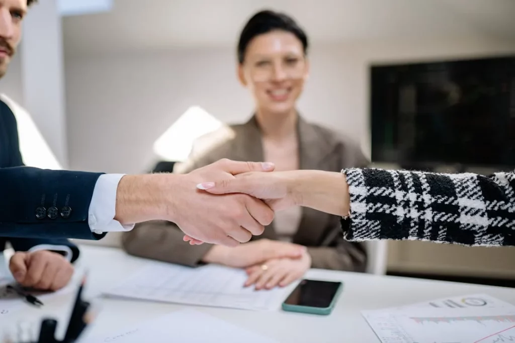 Handwerker und Kunde beim Handschlag nach erfolgreicher Zusammenarbeit
