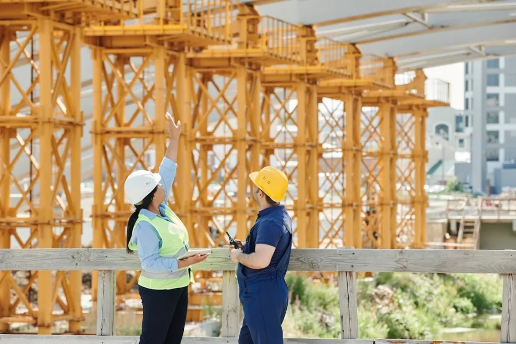 Handwerker-Team auf der Baustelle bei der gemeinsamen Arbeit